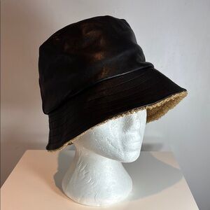 Danier Black lamb leather Bucket Hat faux Sherpa inside size XS/S
